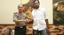 Kadiv Humas Polri Irjen Pol Boy Rafli Amar dan Koordinator Kontras Haris Azhar usai memberi keterangan, Jakarta, Rabu (10/8). Boy mengatakan penyelidikan dugaan pencemaran nama baik terhadap Haris dihentikan sementara. (Liputan6.com/Immanuel Antonius)