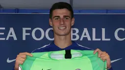 Kiper baru Chelsea Kepa Arrizabalaga tersenyum saat berpose dengan jersey Chelsea saat perkenalan dirinya selama pers di Stamford Bridge, London, (9/8). Chelsea merekrut Kepa dari klub Spanyo, Atletico Bilbao. (AFP Photo/Daniel Leal-Olivas)