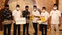 Yayasan Muslim Sinar Mas mendonasikan minyak goreng kemasan dalam Program Amaliyah Ramadan YMSM bersama Badan Pengelola Masjid Istiqlal (BPMI).