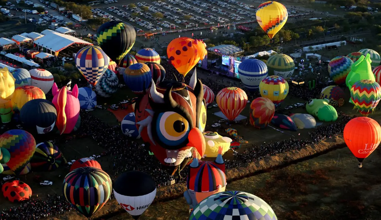 Balon udara beragam bentuk terbang di atas kota selama Festival Balon Udara Internasional ke-21 di Leon, negara bagian Guanajuato, Meksiko, 18 November 2023. (ULISES RUIZ/AFP)