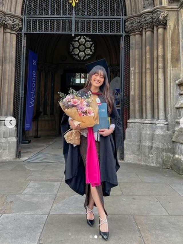 Amanda Caesa Wisuda di luar negeri (Foto: instagram amandacaesaa)