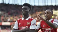 Pemain Arsenal Bukayo Saka (kiri) merayakan dengan rekan setimnya setelah mencetak gol kedua timnya dalam pertandingan Liga Inggris melawan Liverpool di Emirates Stadium, Minggu, 9 Oktober 2022. Arsenal menang 3-2. (AP Photo/Rui Vieira)