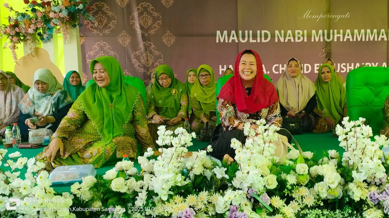 Yenny Wahid saat menghadiri Ta'dhim Maulid Nabi Muhammad SAW dan Haul ke-12 KH Ahmad Khalid di Pondok Pesantren Roudlatul Ulum Arrahmaniyah Sampang, Madura, Sabtu (7/10/2023). (Istimewa)