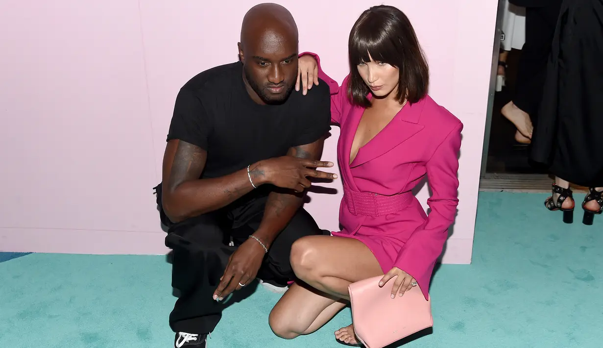 Bella Hadid bersama Virgil Abloh berpose saat menghadiri CFA Fashion Awards 2017 di Hammerstein Ballroom di New York City (5/6). (Nicholas Hunt /Getty Images/AFP)