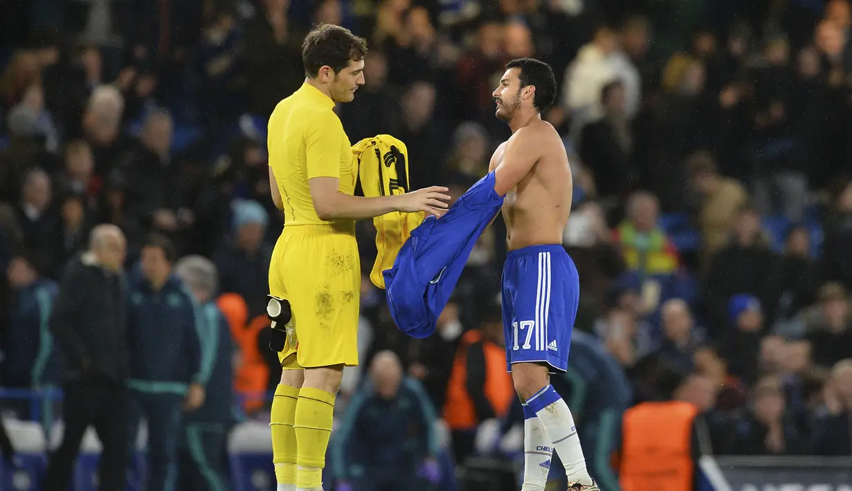 Pemain Chelsea, Pedro (kanan) menukar Jerseynya dengan kiper Porto, Iker Casillas pada lanjutan Liga Champions leg kedua grup G di Stadion Stamford Bridge, London, Kamis (10/12/2015) dini hari WIB. (AFP Photo/Glyn Kirk)