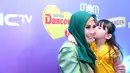 Zaskia Adya Mecca bersama buah hatinya Sybilla saat menghadiri sebuah acara Mom and Kids Awards 2015, di TMII, Jakarta Timur, Selasa (22/12) . (Andy Masela/Bintang.com)