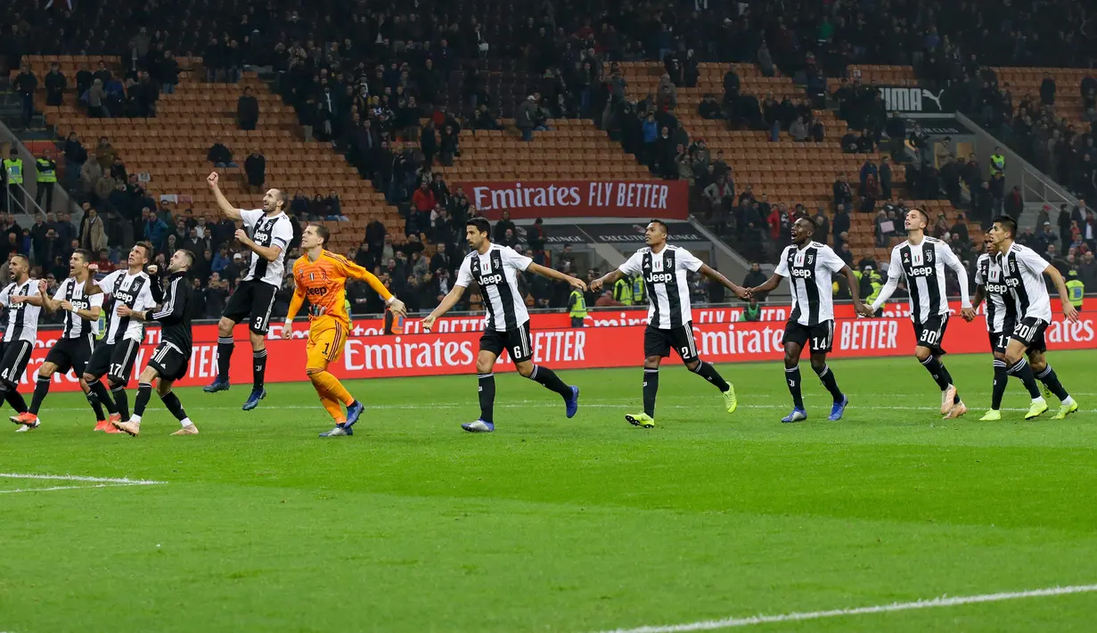 Sejumlah pemain Juventus merayakan kemenangan bersama tifosi usai pertandingan melawan AC Milan pada lanjutan Liga Serie A Italia di stadion San Siro, Milan (11/11). Juventus menang 2-0 atas AC Milan. (AP Photo / Luca Bruno)