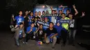 Sejumlah supporter yang tergabung dalam CISC Bekasi berfoto usai nonton bola seru Chelsea vs Liverpool di Alibaba Futsal, Bekasi, Minggu (10/5/2015). Laga antara Chelsea dan Liverpool berakhir imbang. (Liputan6.com/Helmi Fithriansyah)