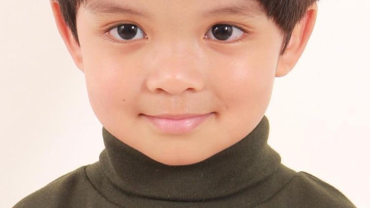 Farrell Rafisqy tampil dengan gaya imutnya. Terlebih gaya rambut 'mangkoknya' yang membuat gemas.