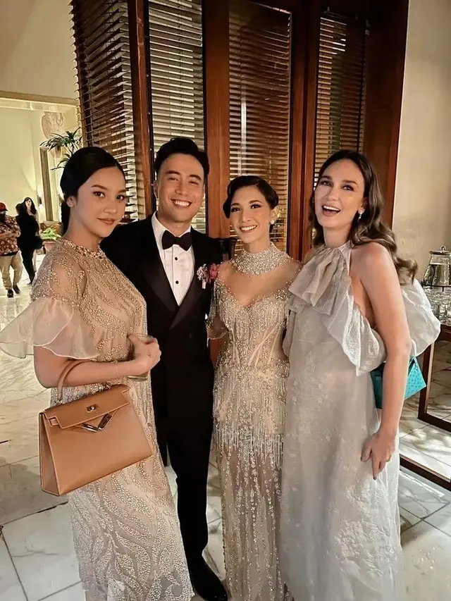 Luna Maya dengan Gaun A-Line Ruffle Abu-abu (Foto: Instagram @lunamaya)