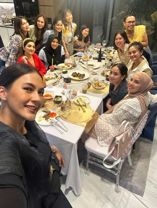 Paula Verhoeven tampil simple dengan t-shirt hitam dan outer satin berwarna senada. [@ashanty_ash]