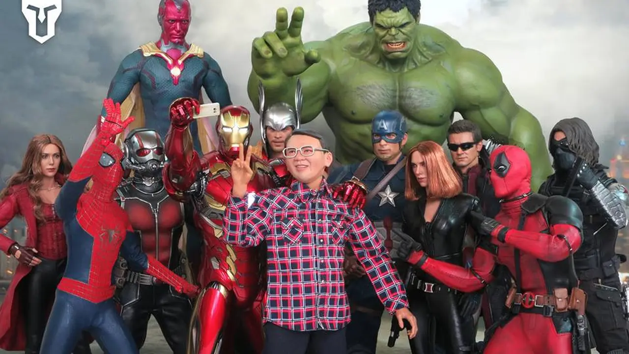 Miniatur Ahok berpose dengan para superhero.