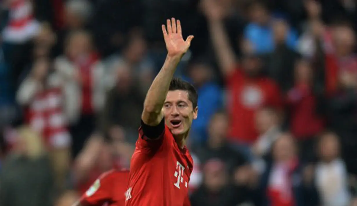 Penyerang Bayern Muenchen, Robert Lewandowski melakukan selebrasi usai mencetak gol ke gawang VfL Wolfsburg pada bundesliga di Allianz Arena, Rabu (23/9/2015). Lewandowski memborong 5 gol dalam pertandingan tersebut. (AFP PHOTO/Michaela Rehle)