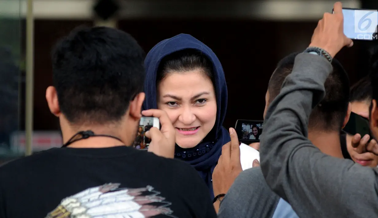 Istri terpidana kasus korupsi KTP Elektronik Setya Novanto, Deisti Astriani Tagor usai berkoordinasi terkait pengembalian uang pengganti pada kasus KTP Elektronik yang menjerat suaminya di gedung KPK, Jakarta, Selasa (18/9). (Merdeka.com/Dwi Narwoko)