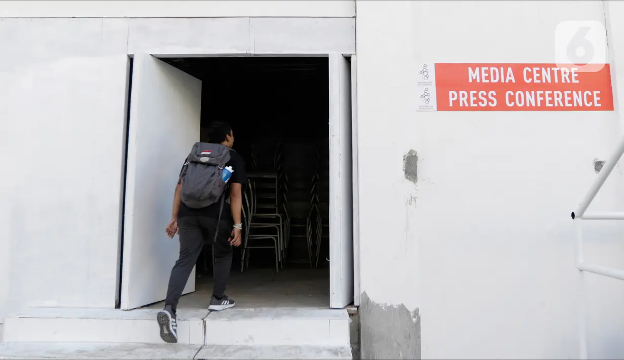 Seorang pria masuk ke dalam media center dari Stadion Rizal Memorial di Manila, Filipina, Senin (25/11/2019). Meski akan digunakan untuk ajang SEA Games 2019, kondisi ruangannya sangat memprihatinkan. (Bola.com/M Iqbal Ichsan)