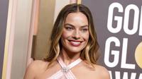 Margot Robbie dalam Golden Globe Awards 2023. (Jordan Strauss/Invision/AP)
