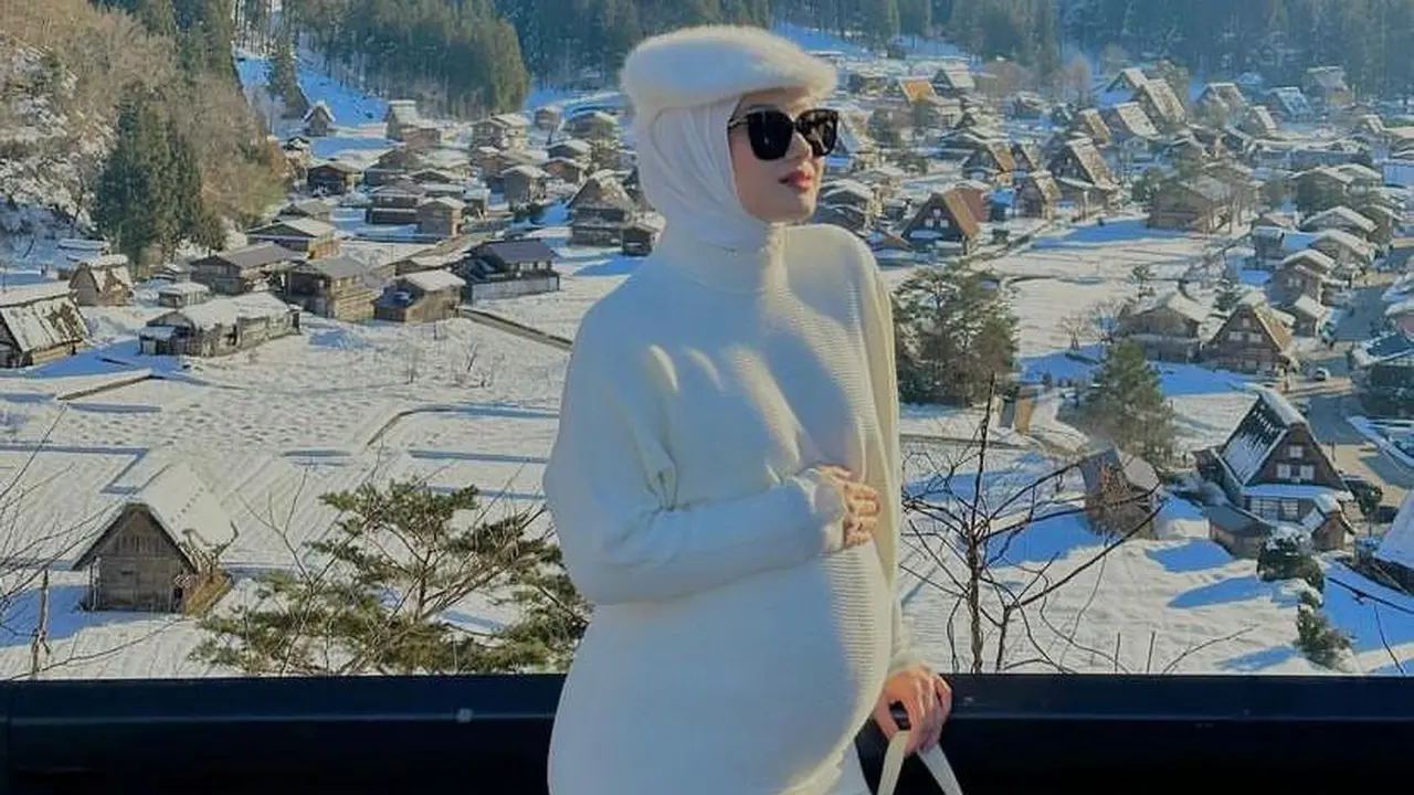 Potret Dinda Hauw Pamer Baby Bump di Jepang, Gaya Minimalis Serba Putih