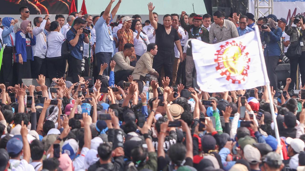 FOTO: Aksi Prabowo Lepas Baju  dan Membagikannya di Hadapan Buruh pada May Day 2026 di Monas