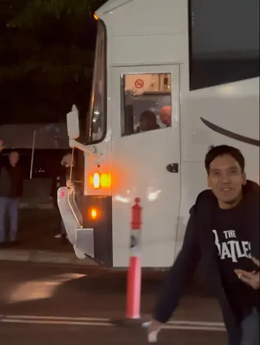 Desta mengaku, bahwa mengidolakan Paul McCartney dan The Beatles sejak lama. Bahkan, grup tersebut yang menginpirasi dalam bermusik. "The Beatles yang pertama menginspirasi gue utk mau belajar alat musik..Lagu yg pertama bisa gue main ketukan drum nya adalah Ticket To Ride.." tulis Desta. [Instagram/desta80s]