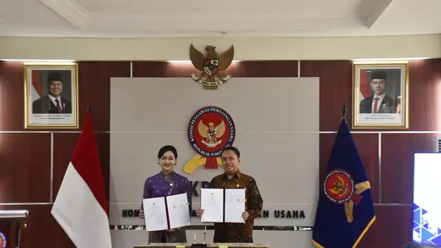 Kolaborasi KPPU dan OJK menandatangani MoU untuk untuk memastikan seluruh pelaku usaha memiliki kesempatan yang setara dalam berkompetisi di sektor keuangan. (Foto: KPPU)