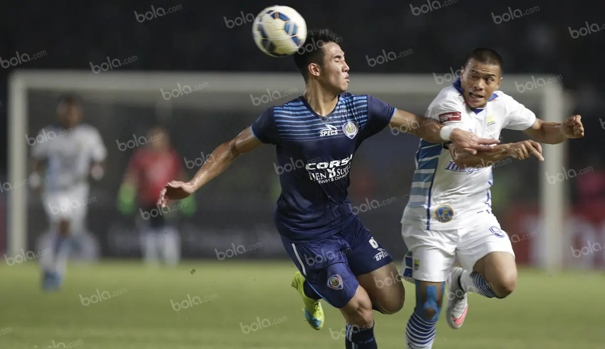 Bek sayap Arema Cronus, Ryuji Utomo, berebut bola dengan gelandang Persib Bandung, Tantan, pada babak final Torabika Bhayangkara Cup 2016 di SUGBK, Jakarta, Minggu (3/4/2016). (Bola.com/Vitalis Yogi Trisna)