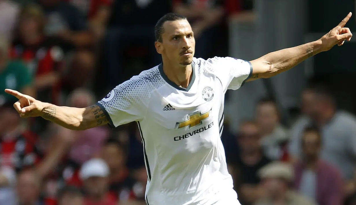 Striker Manchester United, Zlatan Ibrahimovic, merayakan gol yang dicetak ke gawang Bournemouth pada laga Liga Premier Inggris di Stadion Vitality, Bournemouth, Inggris, Minggu (14/8/2016). MU menang 3-1 atas Bournemouth. (Reuters/Andrew Couldridge)