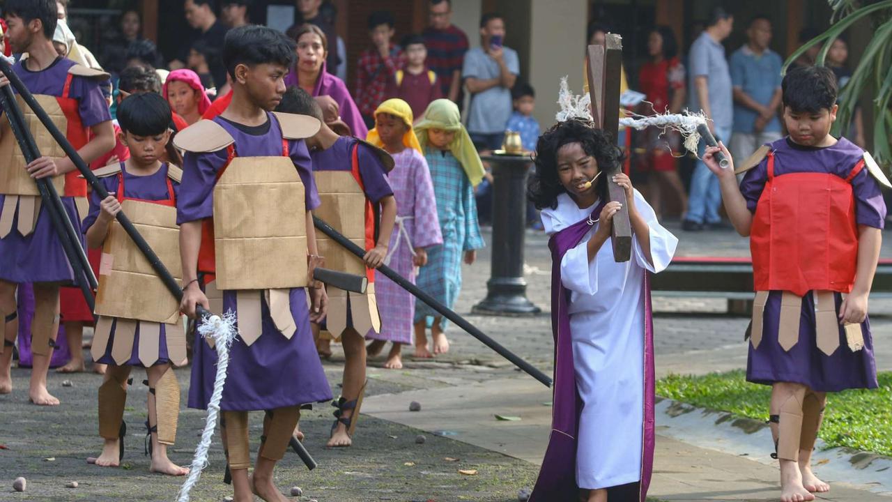 Anak-anak tampilkan drama penyaliban Yesus Kristus saat peringati Jumat Agung