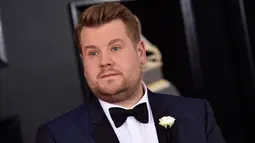 Pembawa acara James Corden menyematkan mawar putih pada jasnya ketika berjalan di karpet merah Grammy Awards 2018, New York, Minggu (28/1). Mereka memilih warna putih untuk mendukung MeToo, gerakan melawan pelecehan seksual..(Evan Agostini/Invision/AP)