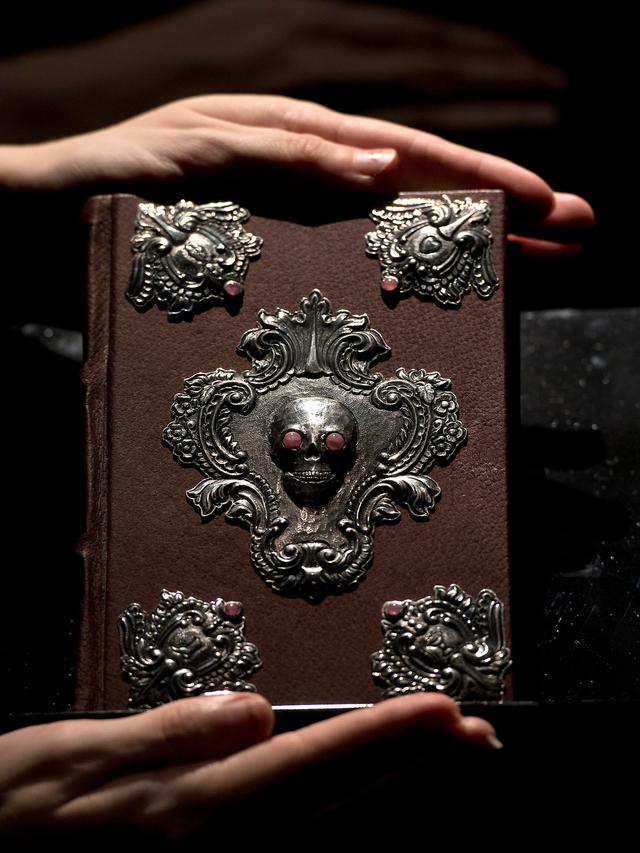 20161215-Buku tulisan tangan JK Rowling dilelang-London