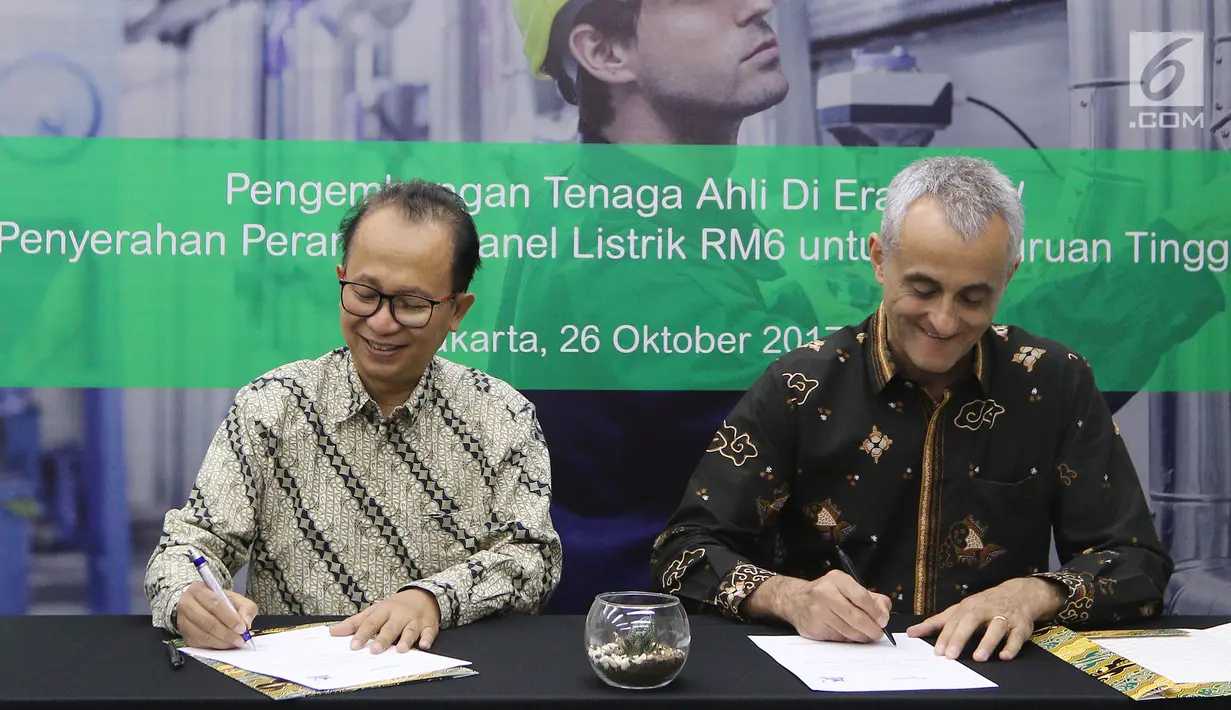 Staf Ahli Kemenristekdikti, Hari Purwanto (kiri) dan Country President Schneider Electric Indonesia, Xavier Denoly (kanan) saat penandatanganan donasi 60 unit produk panel tegangan menengah untuk 30 universitas dan politeknik. (Liputan6.com/Fery Pradolo)