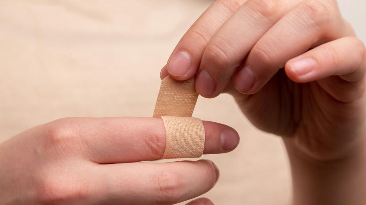 Plester Super Tipis dengan Healing Capsule, Solusi Luka Praktis dan Stylish