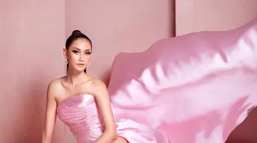 Pemilik nama lengkap Raden Roro Ayu Maulida Putri ini berhasil menjadi pemenang pada ajang Puteri Indonesia 2020 membuat namanya makin dikenal luas. Berbakat di dunia modeling, ia kerap melakukan pemotretan. Ayu pun terlihat memukau saat pemotretan. (Liputan6.com/IG/@ayumaulida97)