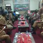 Wali Kota Semarang Hendrar Prihadi menemui warga di ruangannya karena warga dianggap berhutang oleh PDAM. (foto:Liputan6.com/edhie prayitno ige)