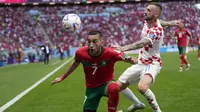 Pemain Timnas Maroko, Hakim Ziyech (kiri) berebut bola dengan pemain Timnas Kroasia, Marcelo Brozovic dalam laga matchday pertama Grup F Piala Dunia 2022 di Al Bayt Stadium, Qatar, Rabu (23/11/2022) sore WIB. (AP/Manu Fernandez)