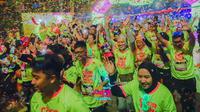 Ribuan peserta berlari bersama dalam Bank Raya Color Run Night Festival 2024 Jakarta, menyebarkan keceriaan dan semangat berolahraga di bawah tema How Glow Can You Run, Sabtu (2/11/2024). (Bola.com/Dok. Bank Raya Color Run Night Festival 2024)