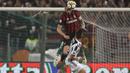 Pemain AC Milan, Leonardo Bonucci menghalau bola dari kejaran pemain Juventus, Paulo Dybala pada final Coppa Italia di Rome Olympic stadium, (9/5/2018). Juventus menang 4-0. (AP/Gregorio Borgia)