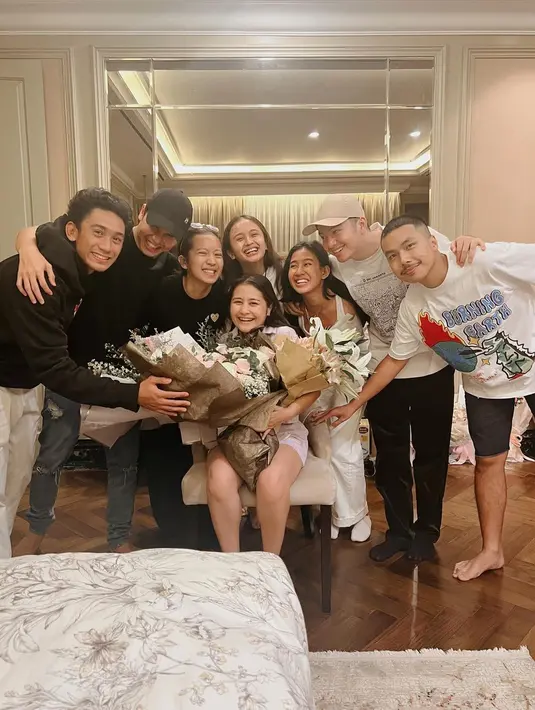 Merespons unggahan ini sejumlah selebritas mengirim doa. “Peluk Piyi, love you,” tulis lawan main Prilly Latuconsina dalam film Kukira Kau Rumah, Joudy Pranata, di kolom komentar. “Selamat ulang tahun anak manis! Terbang makin tinggi dan cepat pulih ya,” Tika Panggabean menyahut. “Bismillah, semakin menjadi wanita yg selalu menginspirasi dan banyak kasih manfaat untuk banyak orang ya Cantik dan Baik Hati,” Marini Zumarnis menimpali. (Foto: Dok. Instagram @prillylatuconsina96)