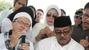 Ditemui di TPU Tanah Kusir, Rano Karno berharap agar sang ibunda dapat diterima di sisi Yang Maha Kuasa. Lily Istiarti meninggal dunia lantaran tak mampu lagi bertarung melawan sakit yang selama ini telah diidapnya. (Andy Masela/Bintang.com)