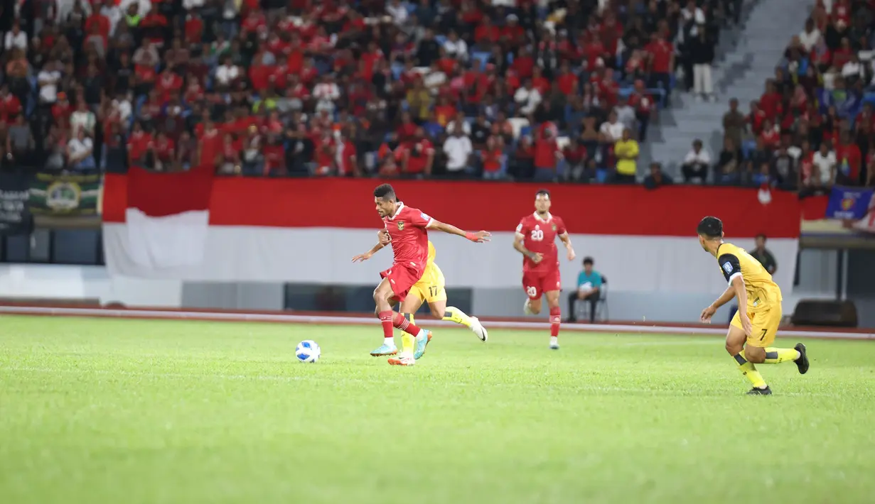 Pemain Timnas Indonesia, Ricky Kambuaya berusaha melewati pemain Brunei Darussalam, Muhammad Hakeme Yazid pada laga leg kedua putaran pertama Kualifikasi Piala Dunia 2026 Zona Asia di Stadion Hassanal Bolkiah, Bandar Seri Begawan, Selasa (17/10/2023) malam WIB. (Dok. PSSI)