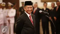 Irjen Tito Karnavian tersenyum pada awak media sebelum dilantik oleh Presiden Jokowi di Istana Negara, Jakarta, Rabu (16/3). Tito Karnavian dilantik menjadi Kepala BNPT dari jabatan sebelumnya Kapolda Metro Jaya. (Liputan6.com/Faizal Fanani)