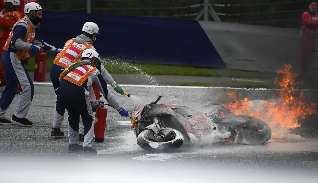 Balapan akan dilanjutkan berdasarkan starting grid awal dan balapan akan belangsung dengan 27 lap. (Foto: AFP/Joe Klamar)