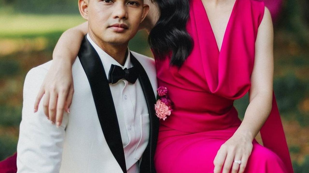 Febby dan tunangannya tampil anggun dan mewah, meskipun banyak orang yang kesulitan berfoto dengan warna pink cerah yang kontras.<br><br>