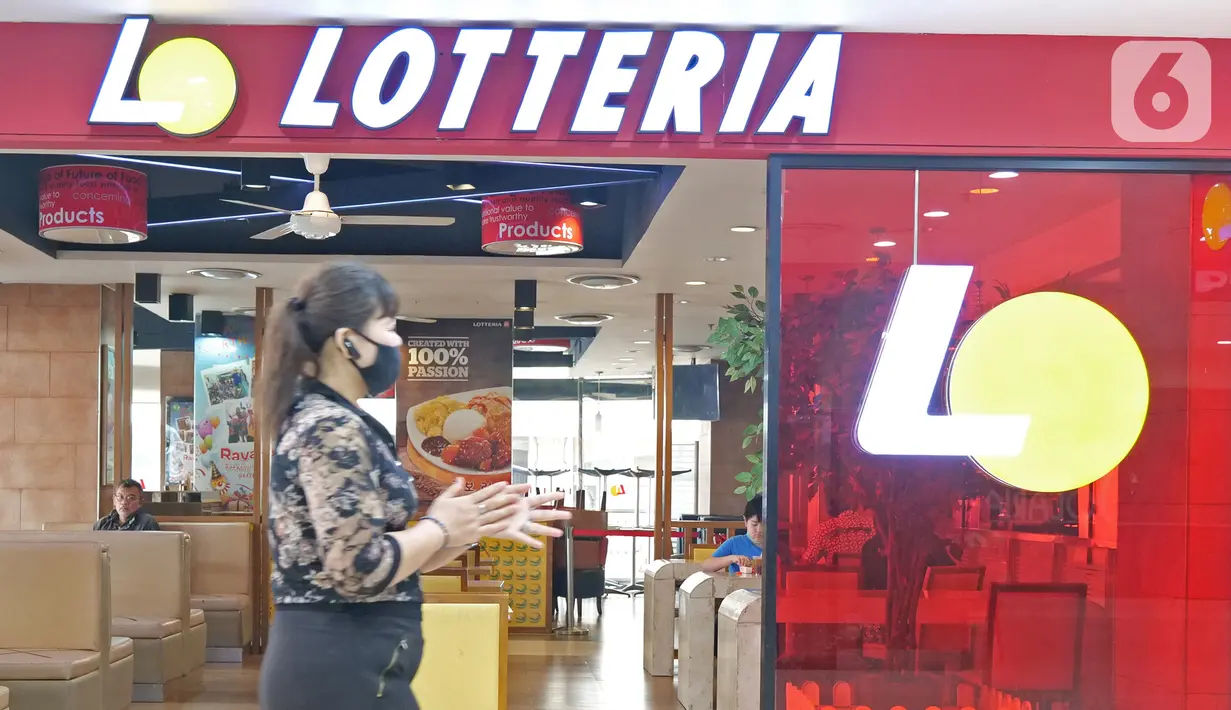 Seorang perempuan melintas di depan gerai makanan cepat saji asal Korea, Lotteria di Kawasan Fatmawati, Jakarta, Satu (20/6/2020). Setelah 9 tahun, Lotteria mengumumkan akan menutup semua gerainya di Indonesia secara permanen per tanggal 29 Juni 2020. (Liputan6.com/Herman Zakharia)