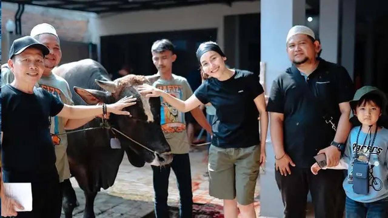 Potret Ayu Ting Ting Ikut Potong Daging Kurban, Tampil Santai Pakai Kaus dan Celana Pendek