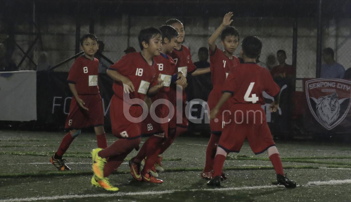 Kegembiraan pemain ASIOP Apacinti setelah mencetak gol ke gawang Afza United Malaysia dalam final Cup U-10 Serpong City International Soccer Tournament di Sabnani Park, Tangerang Selatan. Minggu (4/12/2016). (Bola.com/Arief Bagus)