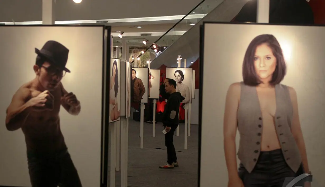 Ada Wulan Guritno Tanpa Bra di Karya Jerry Aurum. Wulan Guritno tampil seksi dalam foto hasil jepretan Jerry Aurum, Jakarta, (17/9/14) (Liputan6.com/Faizal Fanani)