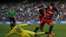 Pemain Barcelona Luis Suarez (kanan) berebut bola dengan Pemain Villareal Dos Santos (kiri)  pada lanjutan La Liga Spanyol di Stadion Camp Nou, Barcelona, Spanyol, MInggu (8/11/2015). (REUTERS/Albert Gea) 