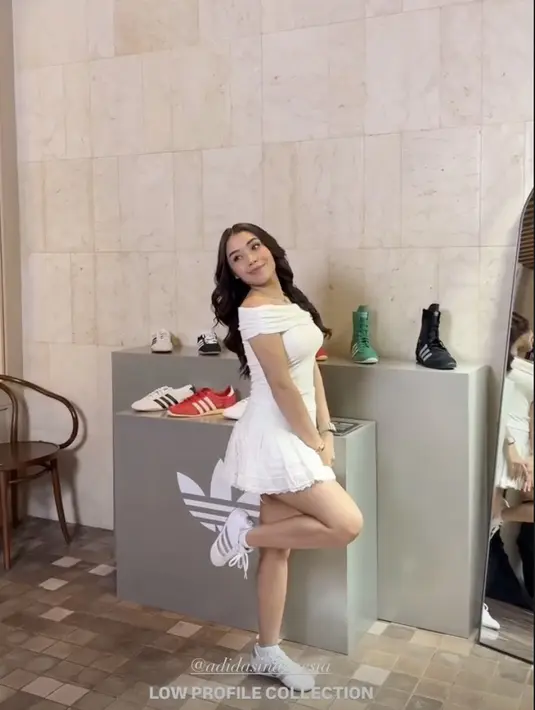 Lula Lahfah juga tampil menggemaskan dengan paduan off shoulder dress yang begitu memikat,