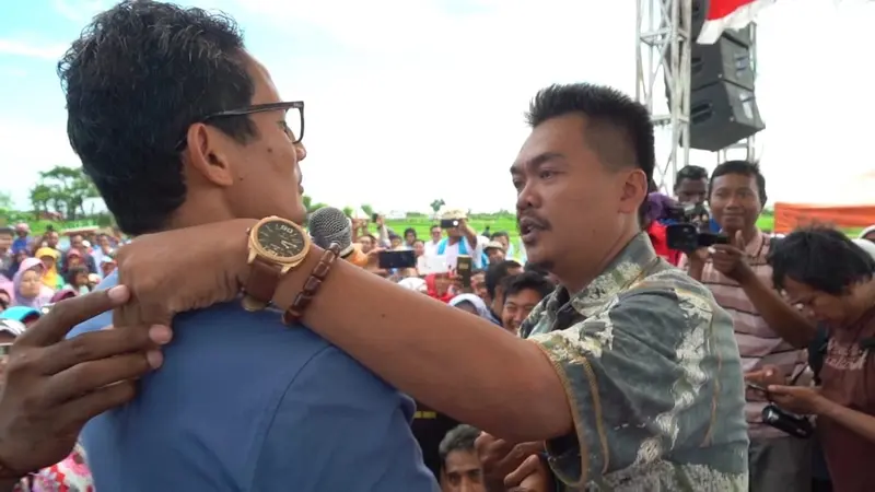 Seorang petani bawang di Brebes menangis saat bertemu calon wakil presiden Sandiaga Uno.