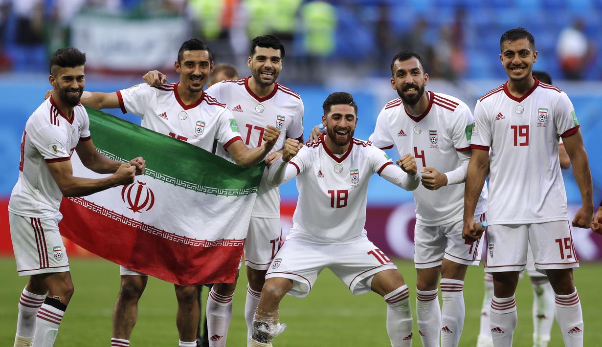 Pemain Iran merayakan kemenangan atas Maroko usai laga grup B Piala Dunia 2018  di St. Petersburg Stadium, Rusia, (15/6/2018). Iran menang 1-0. (AP/Themba Hadebe)